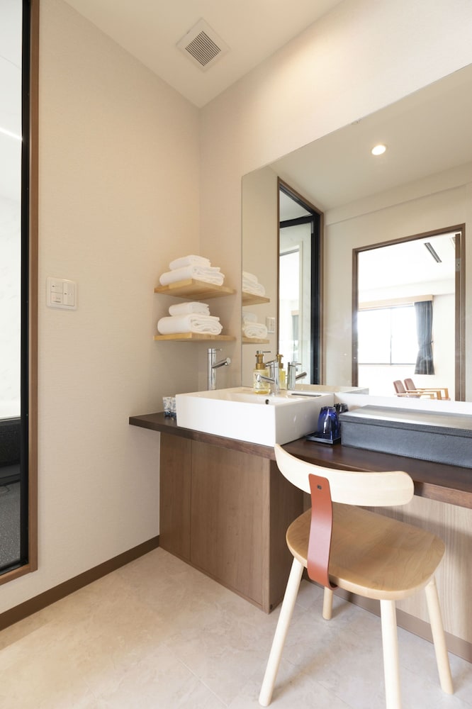 <源泉かけ流し温泉内湯> スーペリアダブルルーム (禁煙) バスルーム1 | 宮島 離れの宿 IBUKU