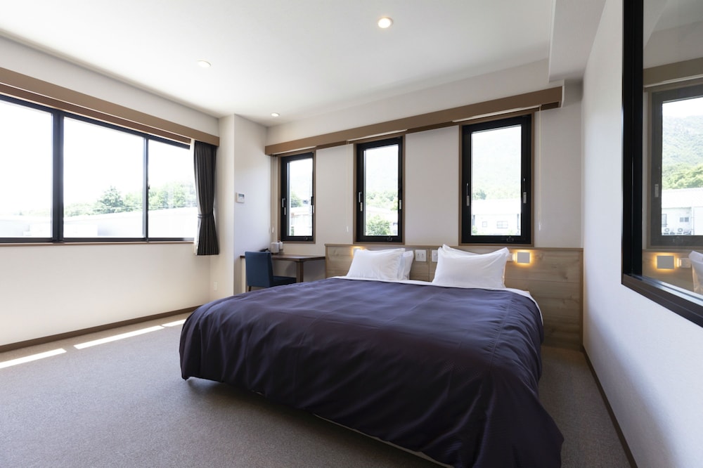 【源泉かけ流し温泉内湯】山側ダブルルーム（禁煙） 客室2 | 宮島 離れの宿 IBUKU