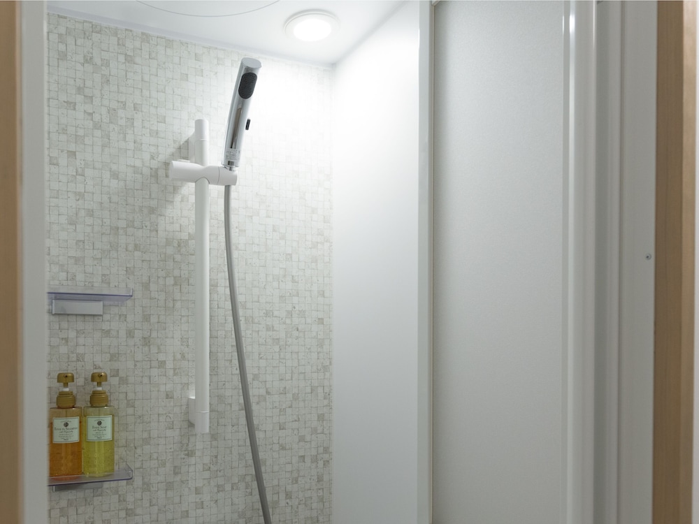 スーペリア ツインルーム バスルームのシャワー1 | THE HOTELS HAKATA KASANE Bayside