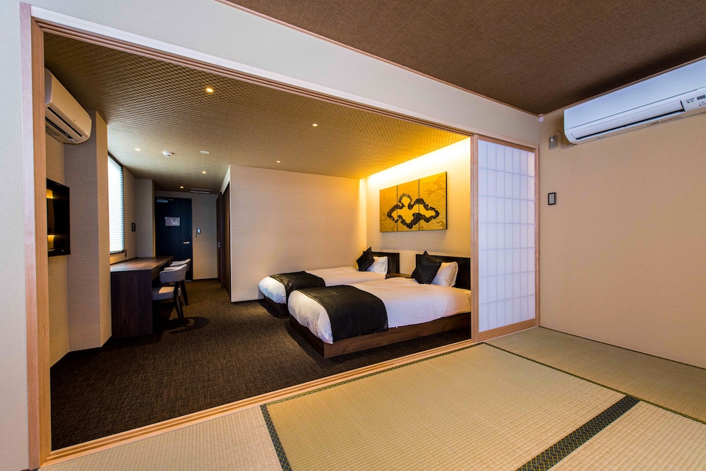 スーペリアファミリールーム (松風) 客室1 | Hotel ZIZI Kyoto Gion