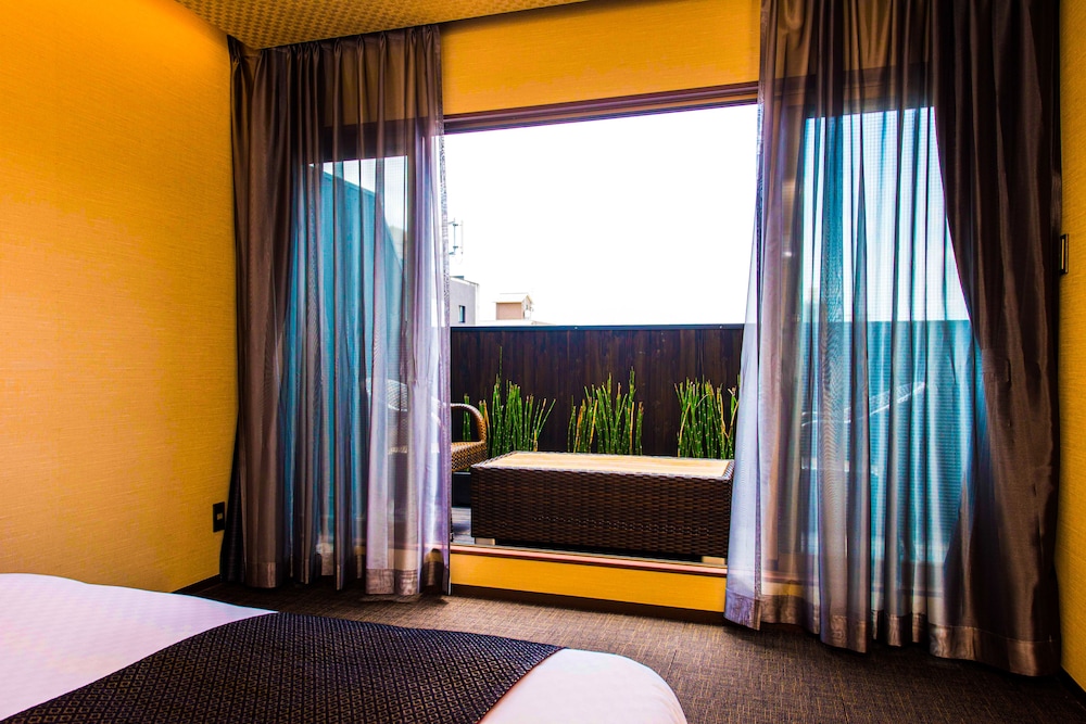 4人部屋 バルコニー付き (八橋) 客室1 | Hotel ZIZI Kyoto Gion