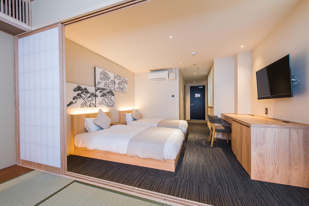 デラックス 4人部屋 (若松) 客室1 | Hotel ZIZI Kyoto Gion