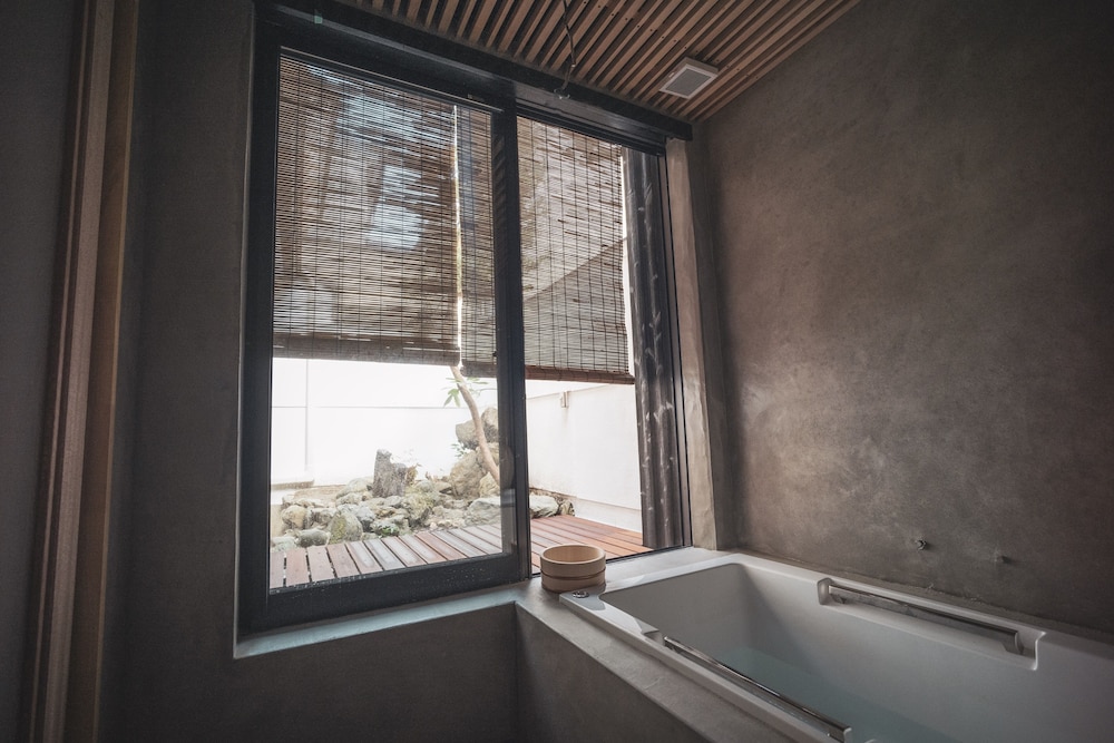 Modern Machiya - MIBU 深めの浴槽1 | Modern Machiya MIBU