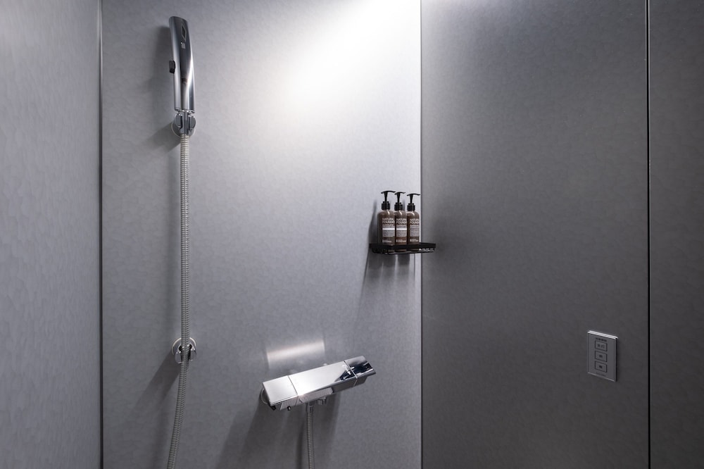 Moderate Bunk Group バスルーム1 | KIRO 広島 by THE SHARE HOTELS