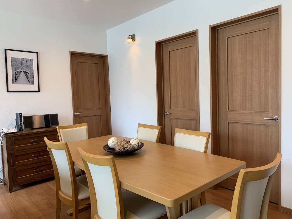 Diamond Dust Furano - ユニット 1F 客室内のダイニングエリア0 | ダイアモンドダスト ダスト フラノ