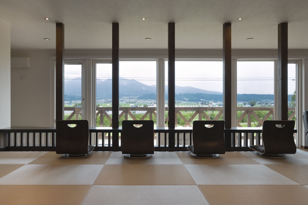 ハウス 5 ベッドルーム マウンテンビュー リビング エリア1 | Furano Lookout