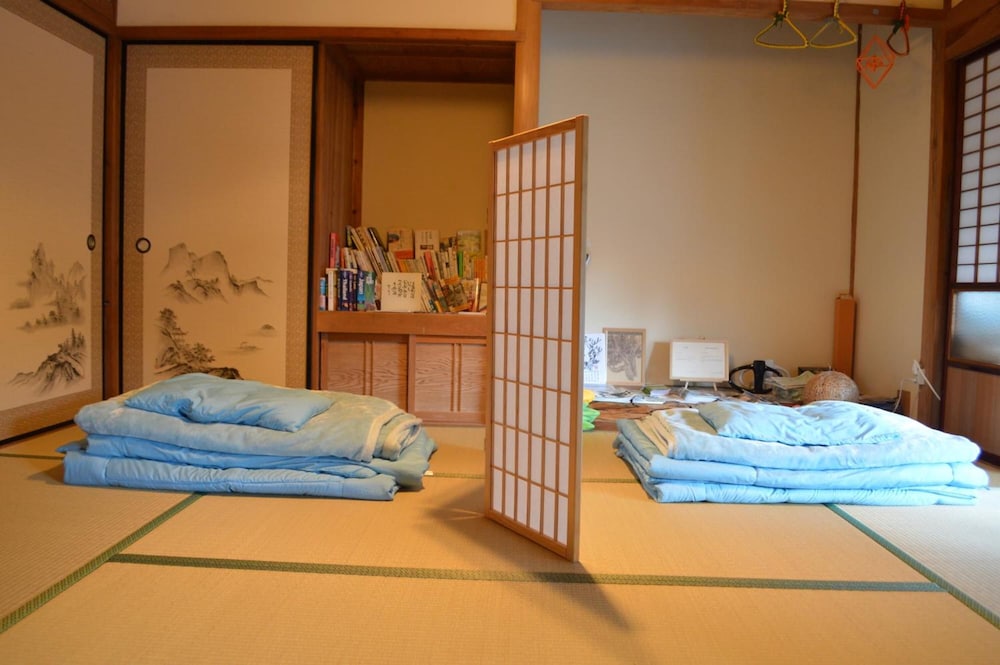 トラディショナル 4 人部屋 客室1 | 里山ゲストハウス クチュール