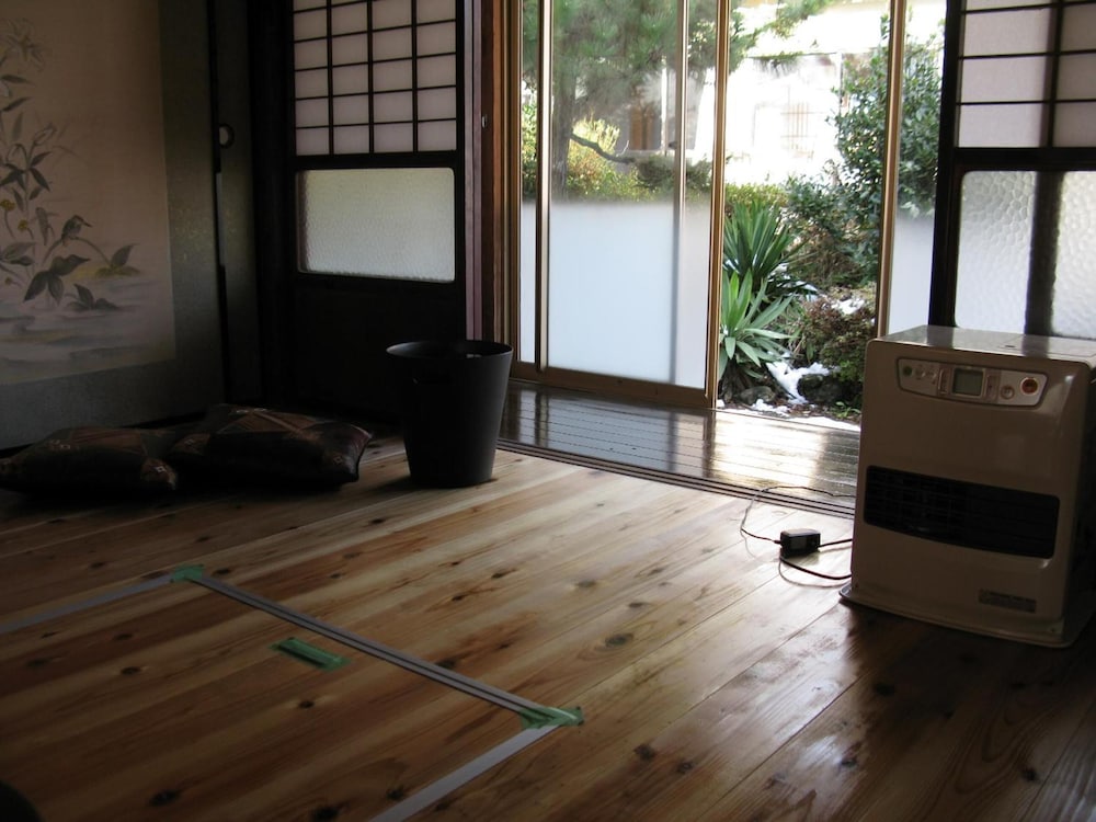 トラディショナル 4 人部屋 リビング エリア0 | 里山ゲストハウス クチュール