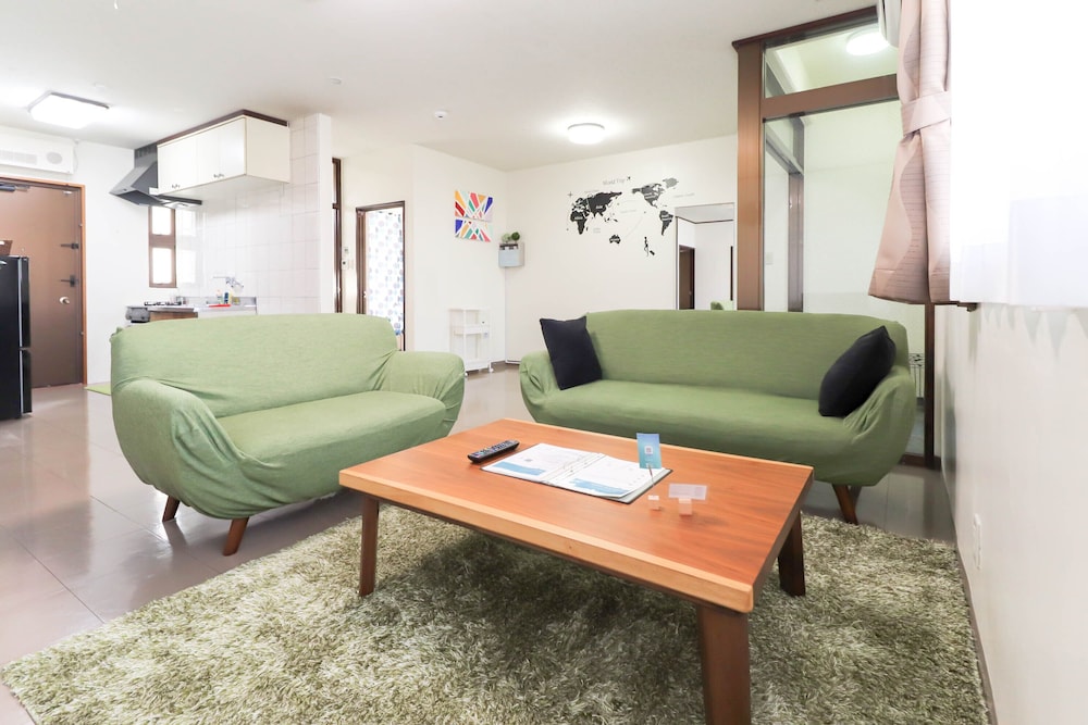 アパートメント 2 ベッドルーム (B) リビングルーム0 | Hotel Upi – コンドミニアムホテル美浜ウーピー