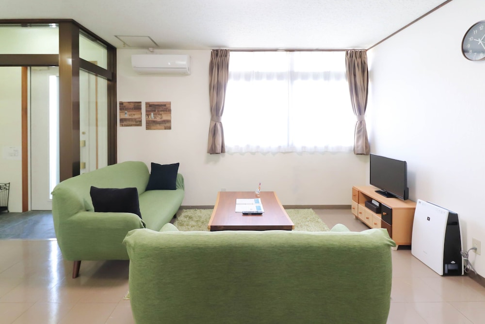 アパートメント 2 ベッドルーム (B) リビングルーム1 | Hotel Upi – コンドミニアムホテル美浜ウーピー