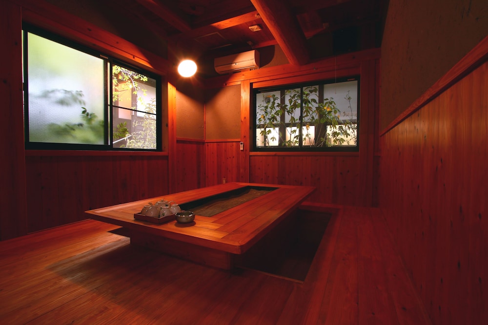 エグゼクティブスイートルーム 客室内のダイニングエリア0 | 山川ZENZO