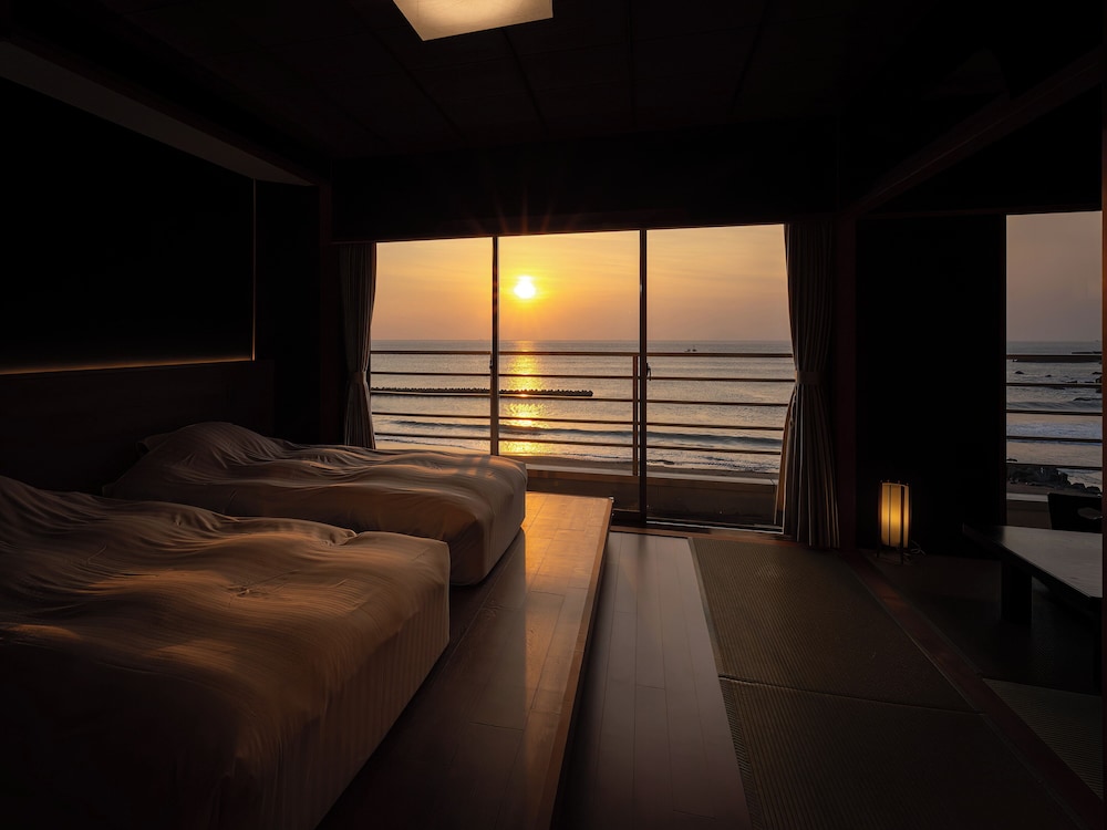 源泉かけ流し露天風呂付き和室 (朝食を含む料金プランを予約された場合、3歳以下のお子様には提供されません) 客室3 | 海遊亭