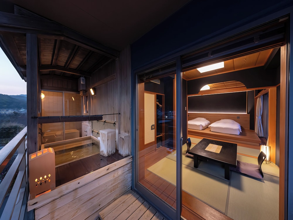 源泉かけ流し露天風呂付き和室 (朝食を含む料金プランを予約された場合、3歳以下のお子様には提供されません) 客室2 | 海遊亭