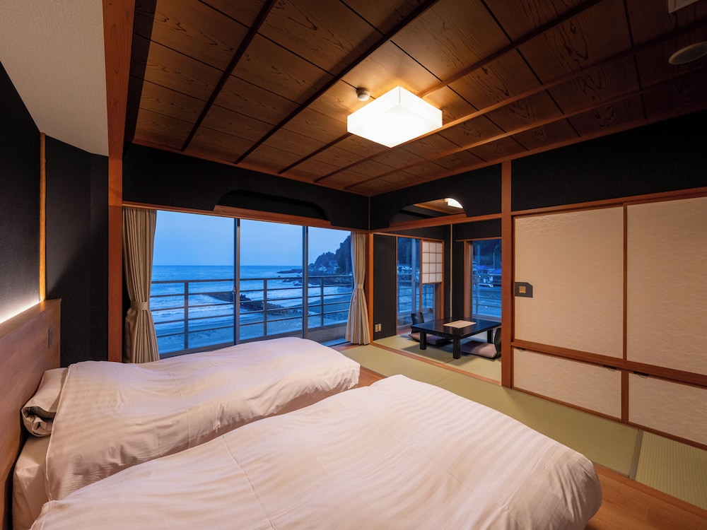 源泉かけ流し露天風呂付き和室 (朝食を含む料金プランを予約された場合、3歳以下のお子様には提供されません) 客室1 | 海遊亭