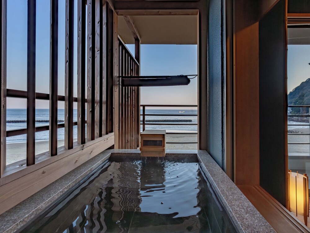 新設露天風呂付き和室 (朝食を含む料金プランを予約された場合、3歳以下のお子様には提供されません) バスルーム0 | 海遊亭