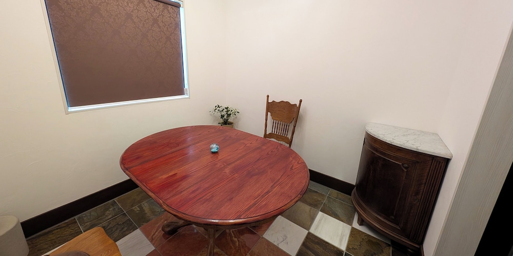 プレミアムスイートヴィラ 客室内のダイニングエリア0 | 天からの贈り物 Villa Montpetre