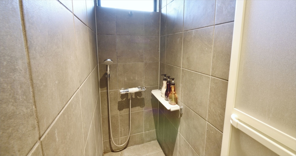 スタンダードフロア バスルームのシャワー1 | カリーコンド 美ら海