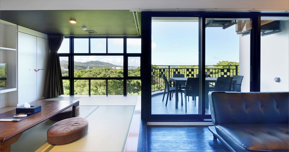 トップフロア 客室2 | カリーコンド 美ら海