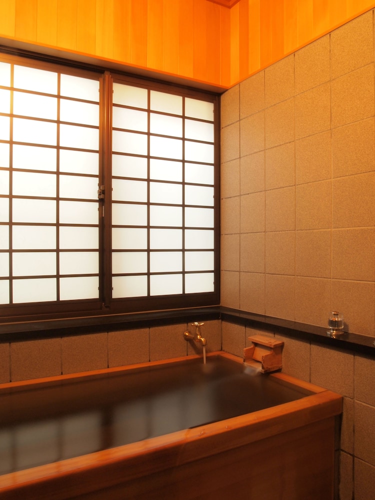 温泉内風呂付離れ 竹亭 18畳 禁煙 バスルーム0 | 高志の宿 高島屋