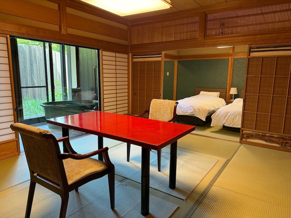 寛ぎの間 10+6+3畳 禁煙 | 高志の宿 高島屋