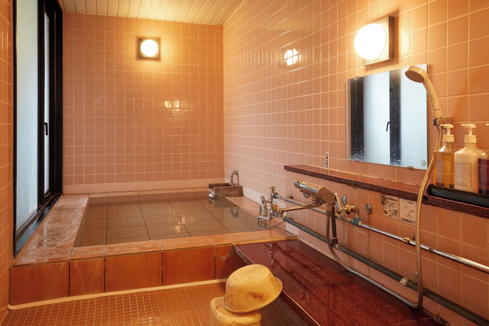 和室10畳 (5名部屋) 共用バスルーム1 | いこいヴィラ