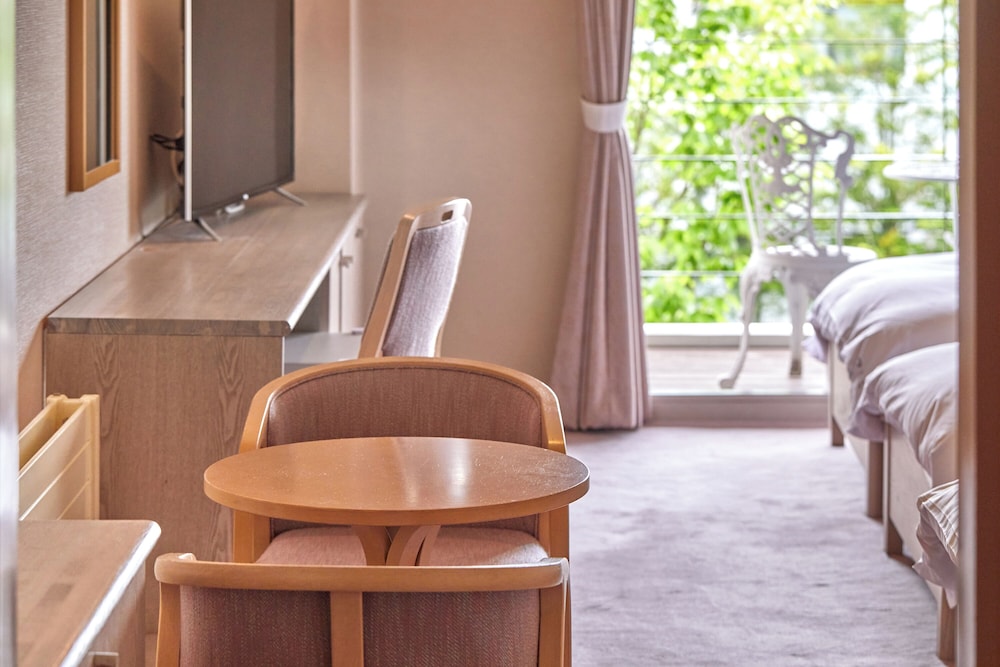 洋室 (4名部屋) リビングルーム0 | いこいヴィラ