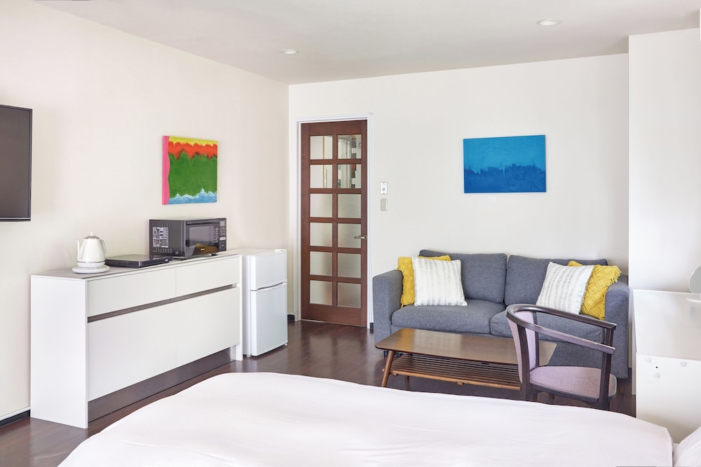 ファミリー スイート リビング エリア1 | いこいヴィラ