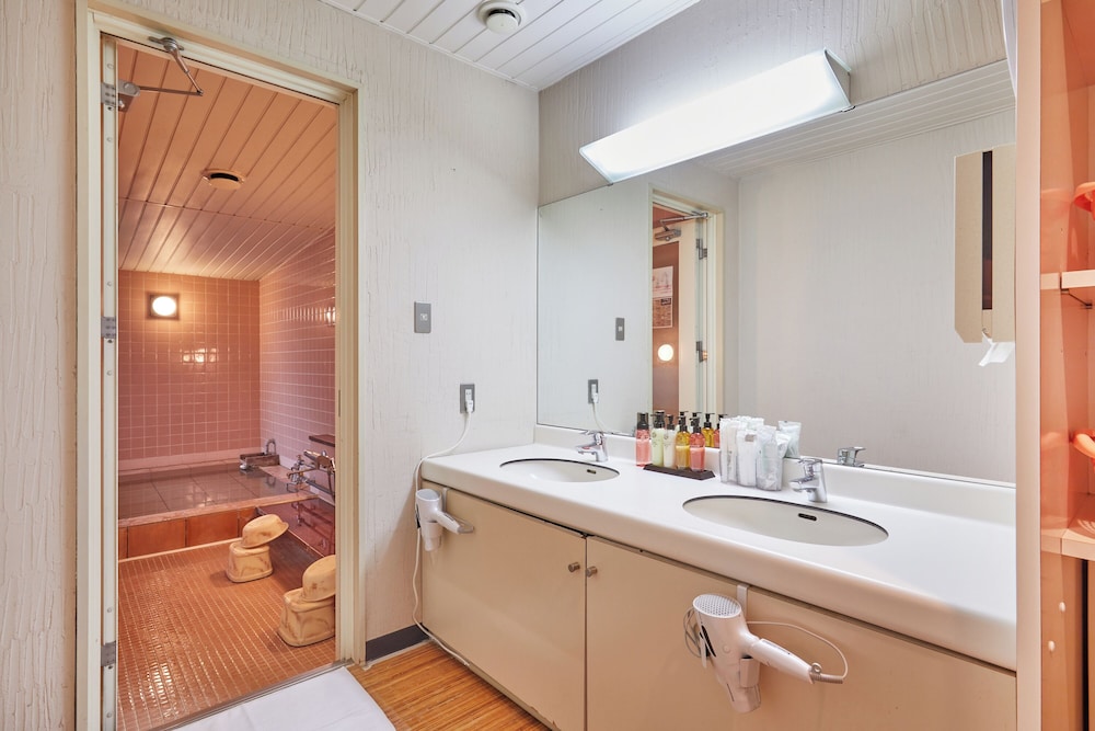 和室10畳 (5名部屋) 共用バスルーム0 | いこいヴィラ