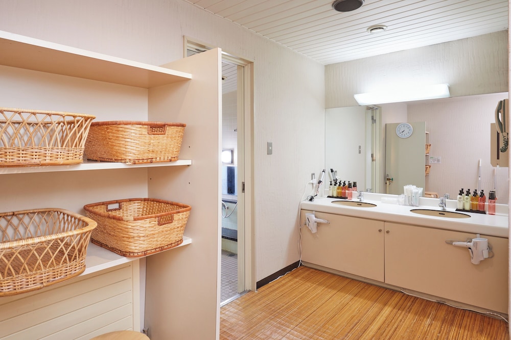 和室10畳 (5名部屋) 共用バスルーム2 | いこいヴィラ