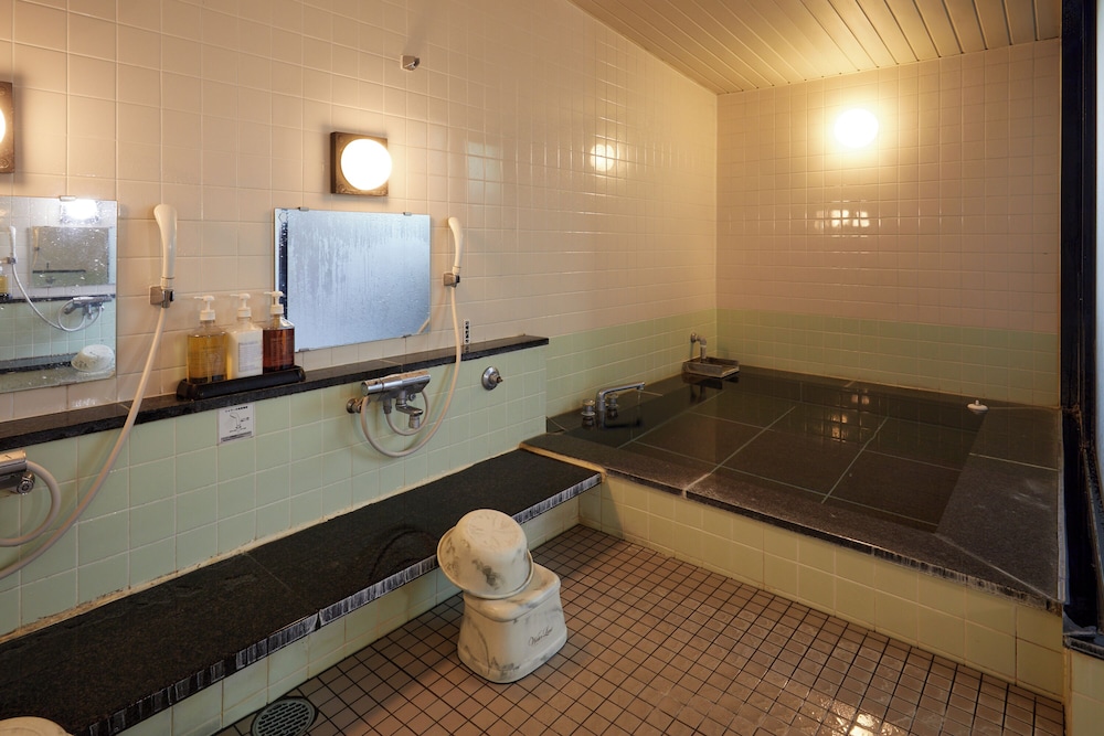 和室10畳 (5名部屋) 共用バスルーム3 | いこいヴィラ