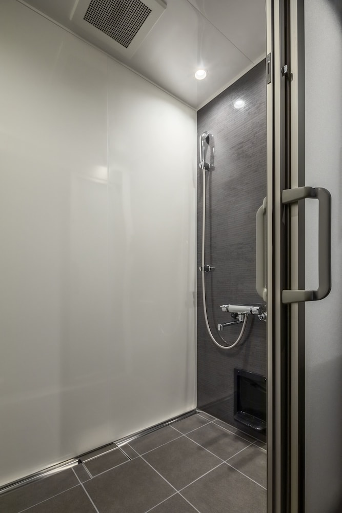 ライブリー ダブルルーム バスルームのシャワー1 | THE LIVELY 東京麻布十番(ザ・ライブリー東京麻布十番)