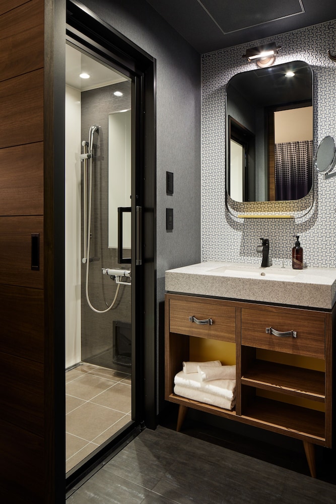 ライブリー ダブルルーム バスルームのシャワー0 | THE LIVELY 東京麻布十番(ザ・ライブリー東京麻布十番)