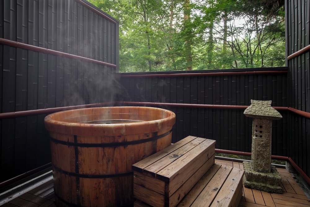 B棟コテージ風 露天木風呂付ダブルルーム　禁煙 バスルーム1 | FUJIYAMA INN CONIFER