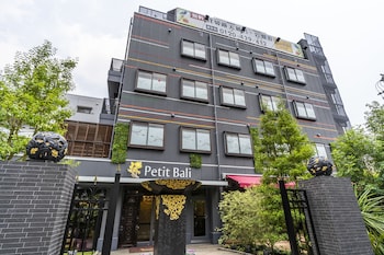 ホテルプティバリガーデン新大久保店 - 新宿駅から徒歩 10 分 -