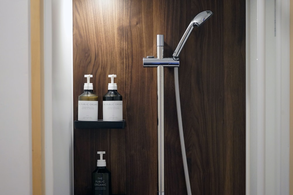 ダブルルーム ベイビュー バスルームのシャワー0 | タゴール ハーバー ホステル