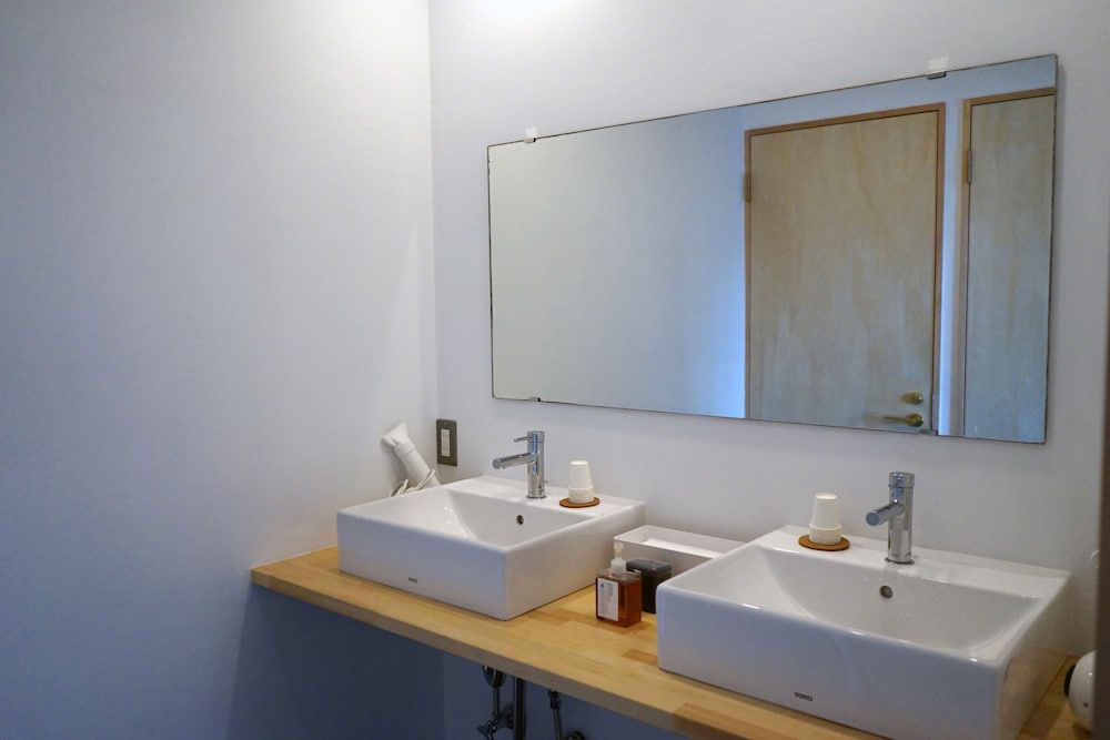 ダブルルーム ベイビュー バスルームのシンク0 | タゴール ハーバー ホステル