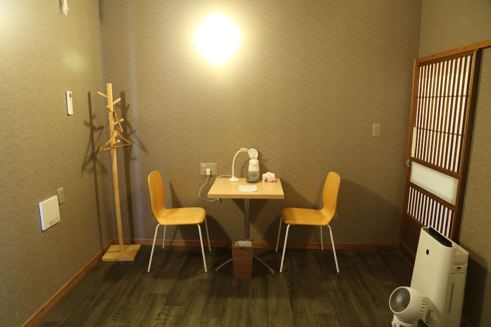 デラックス ツインルーム シングルベッド 2 台 禁煙 客室1 | ホステル コエド