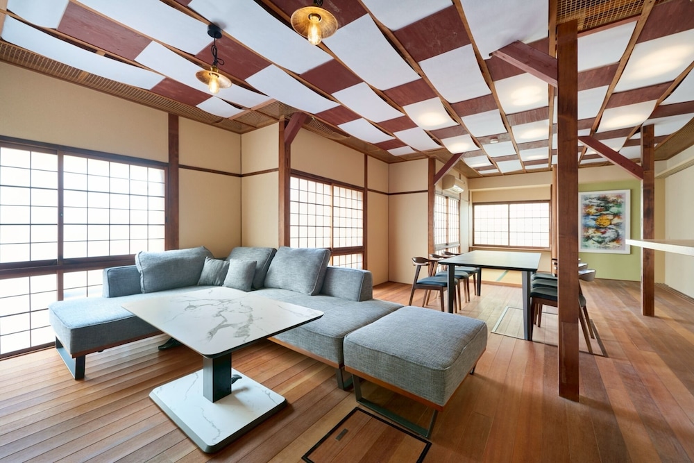 エグゼクティブ ヴィラ 4 ベッドルーム マウンテンビュー リビング エリア1 | 有馬 結びの小宿 縁 by Wellbe - ホステル