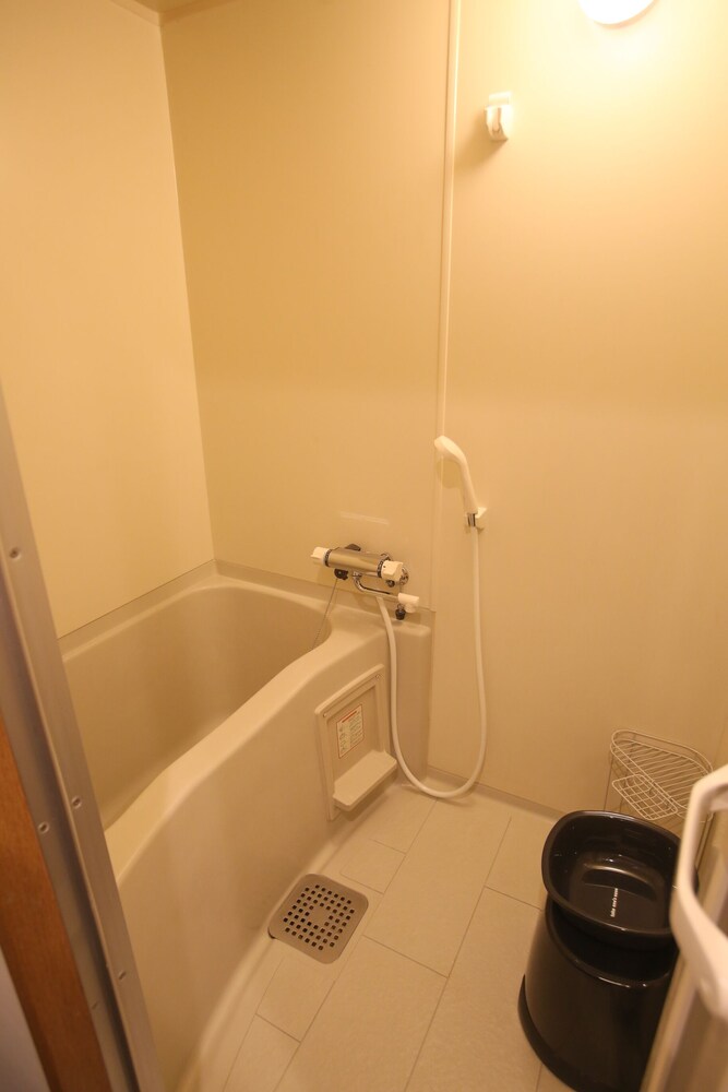 ファミリールーム(シングル4） バスルーム1 | N.33 Hakata Sta. East