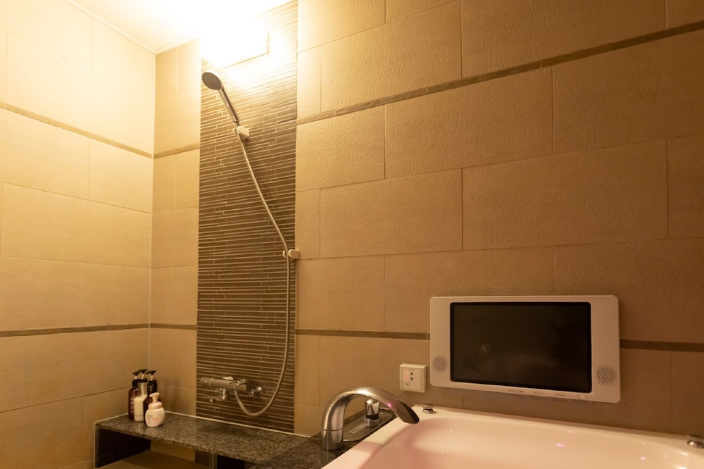 キングルーム マウンテンビュー 喫煙 バスルーム0 | ホテル 現代楽園 伊勢原店 - 大人限定