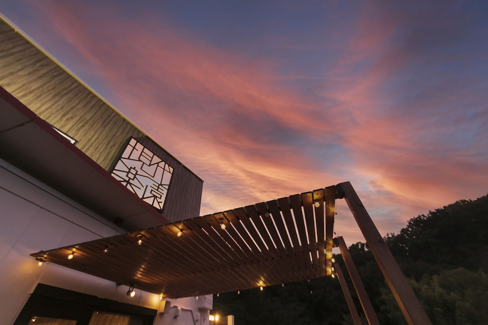 キングルーム 専用バルコニー付 喫煙 バルコニー0 | ホテル 現代楽園 伊勢原店 - 大人限定