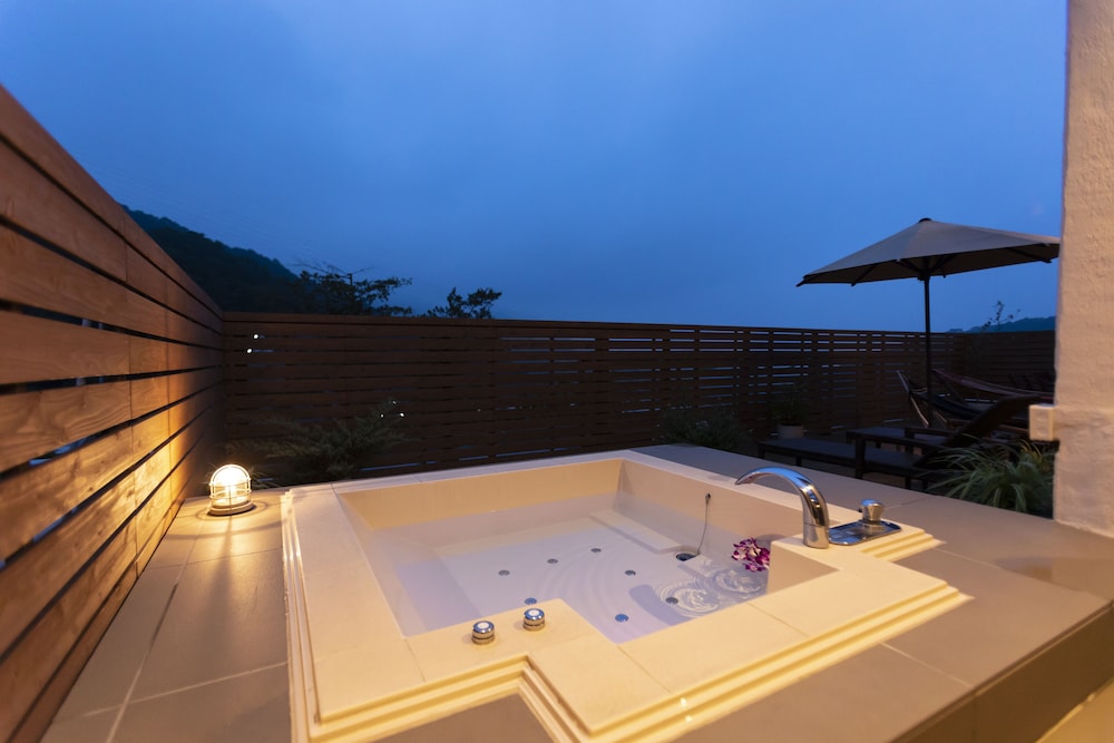 キングルーム 専用バルコニー付 喫煙 バスルーム0 | ホテル 現代楽園 伊勢原店 - 大人限定