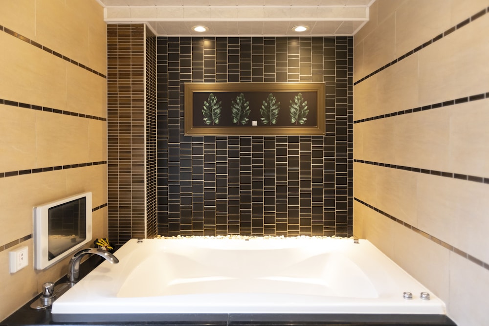 キングルーム 専用バルコニー付 喫煙 バスルーム1 | ホテル 現代楽園 伊勢原店 - 大人限定