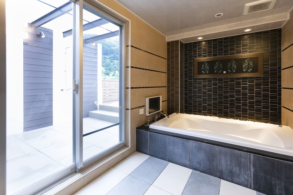 キングルーム 専用バルコニー付 喫煙 バスルーム2 | ホテル 現代楽園 伊勢原店 - 大人限定