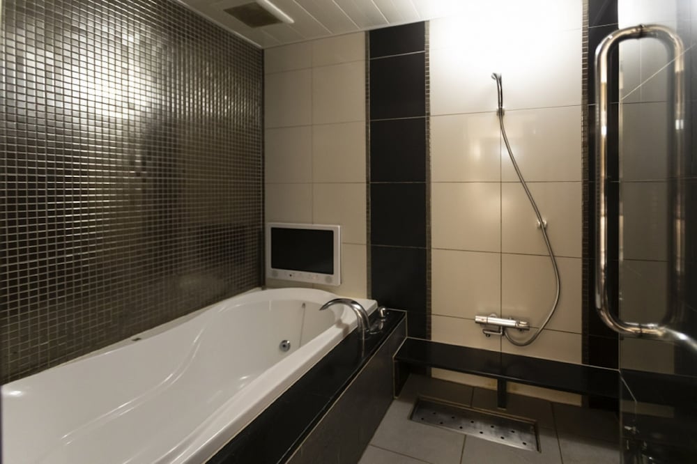 キングルーム ガーデンビュー 喫煙 バスルーム0 | ホテル 現代楽園 伊勢原店 - 大人限定