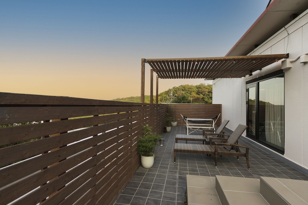 キングルーム 専用バルコニー付 喫煙 | ホテル 現代楽園 伊勢原店 - 大人限定