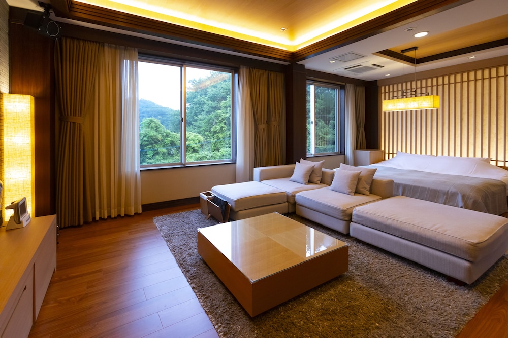 キングルーム 専用バルコニー付 喫煙 客室1 | ホテル 現代楽園 伊勢原店 - 大人限定