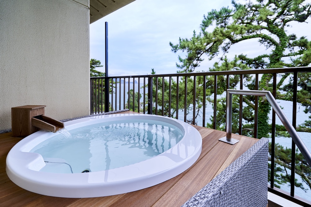 エグゼクティブオーシャンビュースイート(温泉露天付) 禁煙 ビーチ / オーシャン ビュー0 | il azzurri