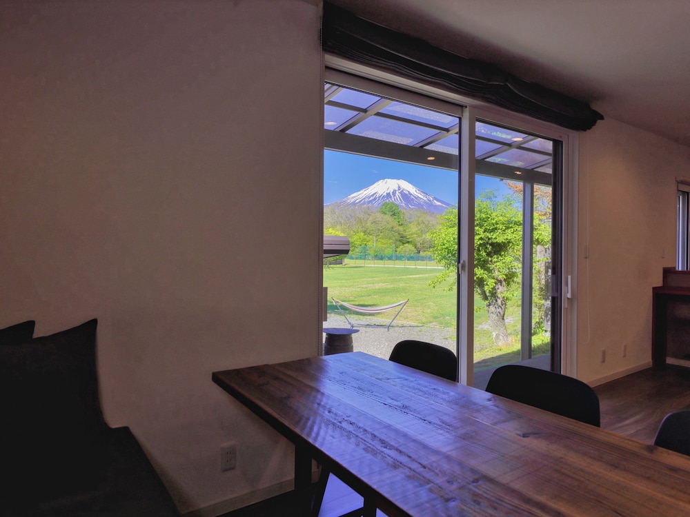 エクスクルーシブ コテージ リビング エリア4 | シルバースプレィ 山中湖