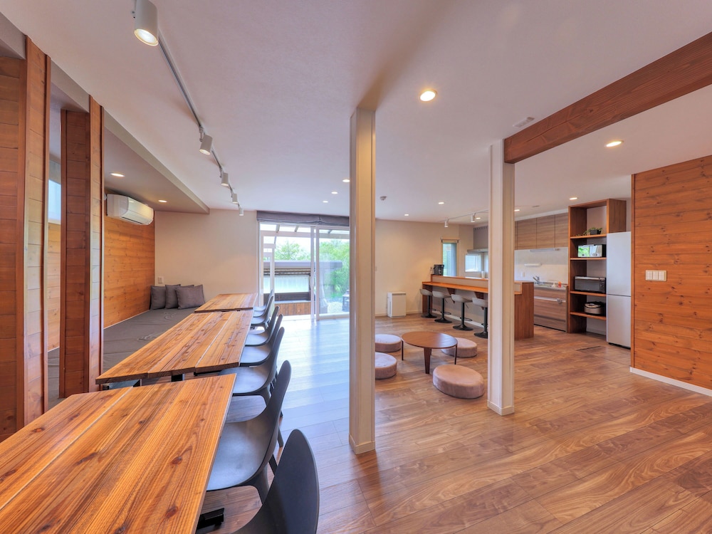 エクスクルーシブ コテージ リビング エリア3 | シルバースプレィ 山中湖